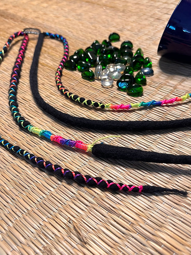 STRINGING NEONS - BLACK