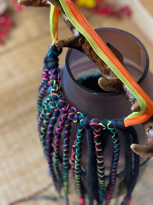 STRINGING NEONS - BLACK