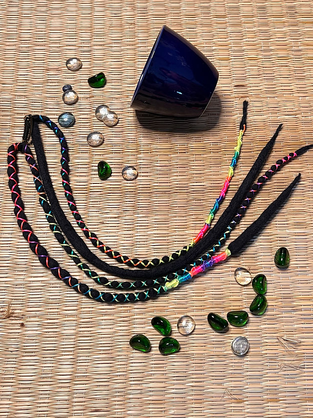 STRINGING NEONS - BLACK